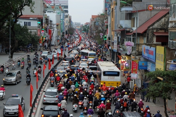 Mọi ngả đường Hà Nội tắc nghẽn trong buổi sáng đi làm đầu tiên sau kỳ nghỉ Tết Nguyên đán - Ảnh 7.