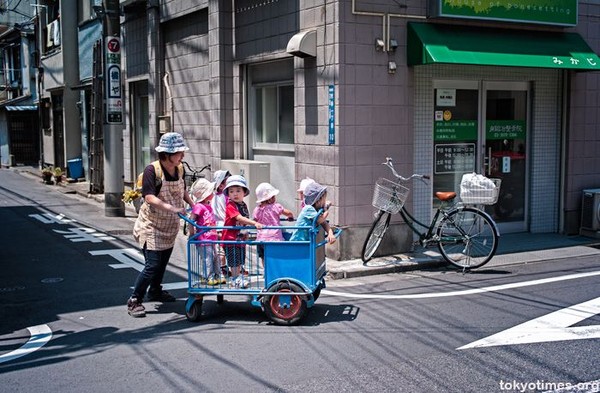 Không thể cưỡng lại trước những hình ảnh quá đáng yêu trên đường phố Nhật Bản - Ảnh 8.