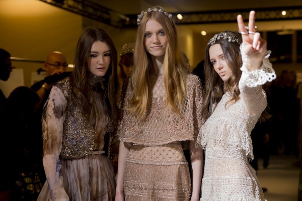 Vừa xem vừa hỏi: L&agrave;m sao họ c&oacute; thể l&agrave;m ra đồ Haute Couture tuyệt vời như thế? - Ảnh 19.