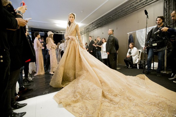 Vừa xem vừa hỏi: Làm sao họ có thể làm ra đồ Haute Couture tuyệt vời như thế? - Ảnh 23.