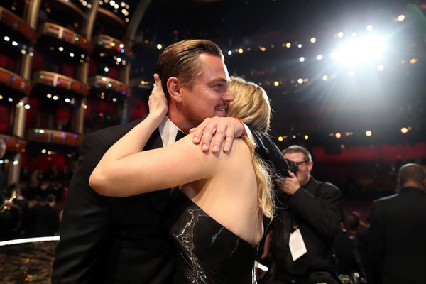16 h&igrave;nh ảnh đ&aacute;ng nhớ nhất về Leo trong đ&ecirc;m chiến thắng Oscar - Ảnh 12.