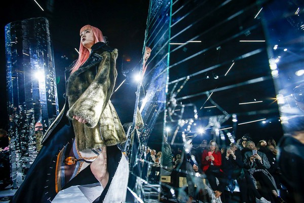 Phạm Băng Băng mặc đồ đỏ chót, kẻ mắt sắc lẹm dự show Louis Vuitton - Ảnh 16.