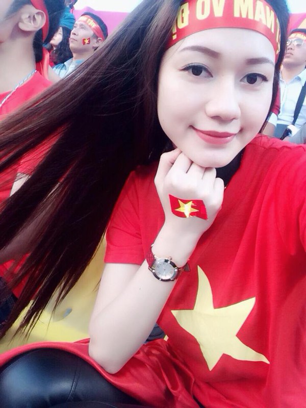 Fan nữ Việt Nam xinh đẹp say mê hát quốc ca “gây bão” trên mạng xã hội - Ảnh 4.