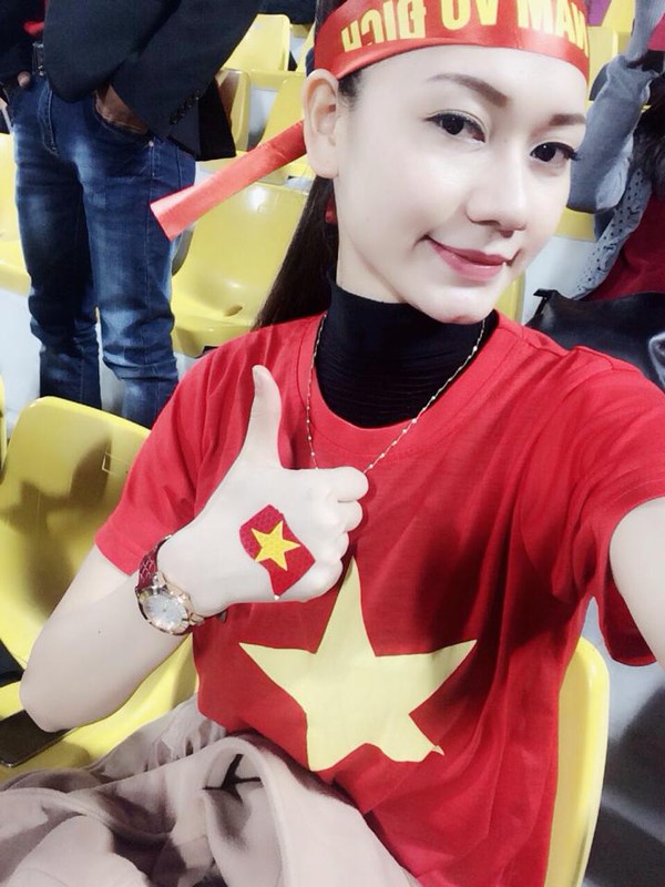 Fan nữ Việt Nam xinh đẹp say m&ecirc; h&aacute;t quốc ca &ldquo;g&acirc;y b&atilde;o&rdquo; tr&ecirc;n mạng x&atilde; hội - Ảnh 5.
