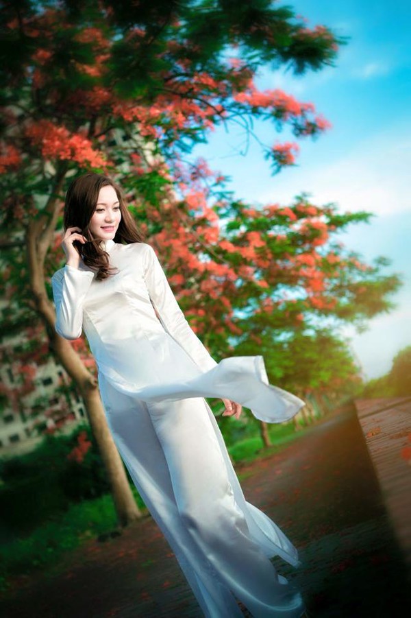 Fan nữ Việt Nam xinh đẹp say m&ecirc; h&aacute;t quốc ca &ldquo;g&acirc;y b&atilde;o&rdquo; tr&ecirc;n mạng x&atilde; hội - Ảnh 9.
