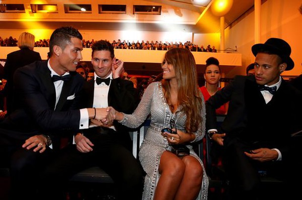 MC xinh đẹp của gala Ballon dOr kể chuyện Ronaldo tận tâm giúp đỡ Neymar - Ảnh 4.