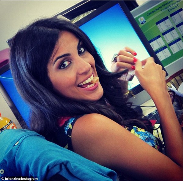 Nữ MC quyến rũ bị sa thải chỉ v&igrave;&hellip; ấn n&uacute;t Like - Ảnh 5.