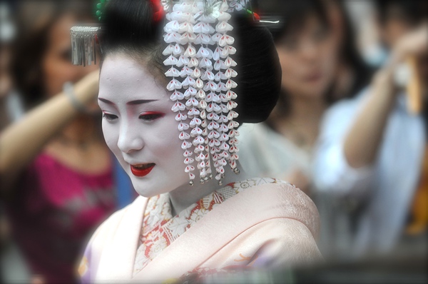 B&iacute; k&iacute;p chăm s&oacute;c da cho bạn hay trang điểm từ những n&agrave;ng geisha - Ảnh 1.