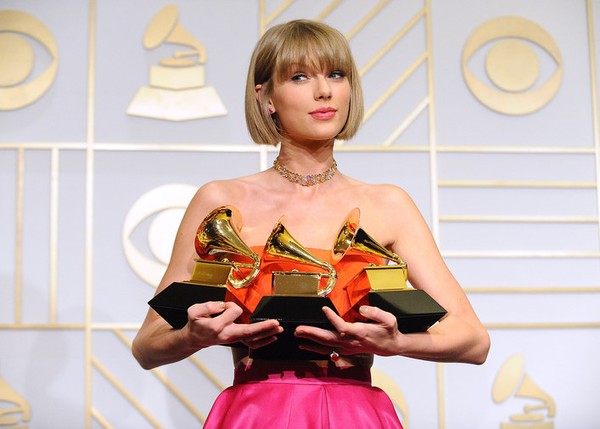 Bị nước văng vào, Taylor Swift liếm tay như mèo tại Grammy 2016 - Ảnh 5.