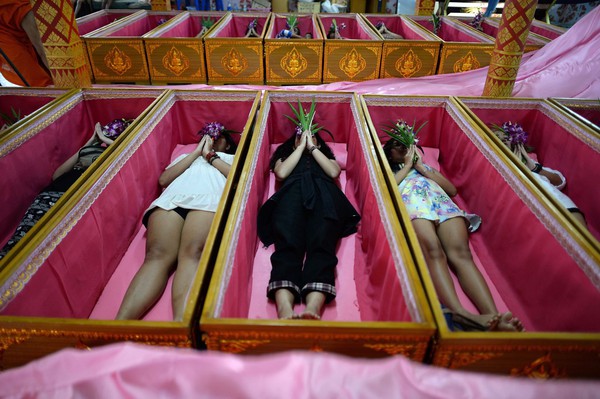 Nghi lễ giả vờ chết để xả xui tại Thái Lan - Ảnh 1.