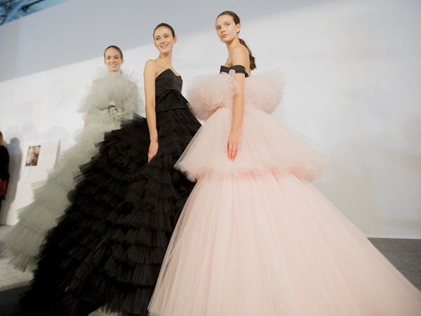 Vừa xem vừa hỏi: L&agrave;m sao họ c&oacute; thể l&agrave;m ra đồ Haute Couture tuyệt vời như thế? - Ảnh 30.