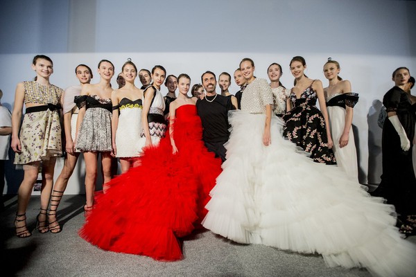 Vừa xem vừa hỏi: L&agrave;m sao họ c&oacute; thể l&agrave;m ra đồ Haute Couture tuyệt vời như thế? - Ảnh 29.