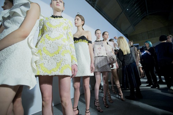 Vừa xem vừa hỏi: L&agrave;m sao họ c&oacute; thể l&agrave;m ra đồ Haute Couture tuyệt vời như thế? - Ảnh 32.
