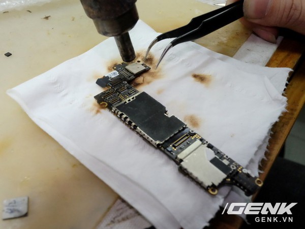 Đừng vội th&aacute;n phục người Trung Quốc, thợ Việt Nam cũng dựng được iPhone từ n&aacute;t bươm th&agrave;nh mới tinh - Ảnh 13.