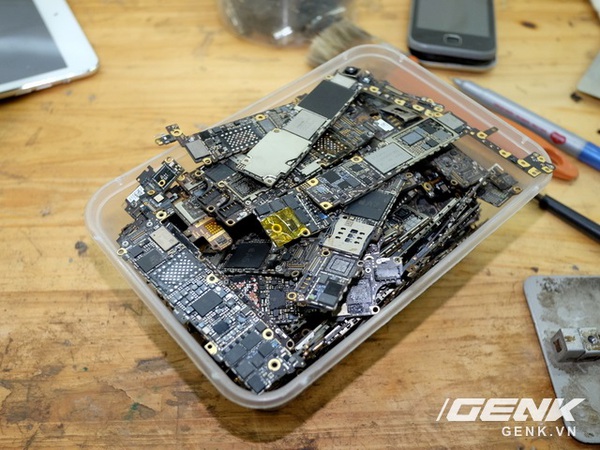 Đừng vội th&aacute;n phục người Trung Quốc, thợ Việt Nam cũng dựng được iPhone từ n&aacute;t bươm th&agrave;nh mới tinh - Ảnh 5.