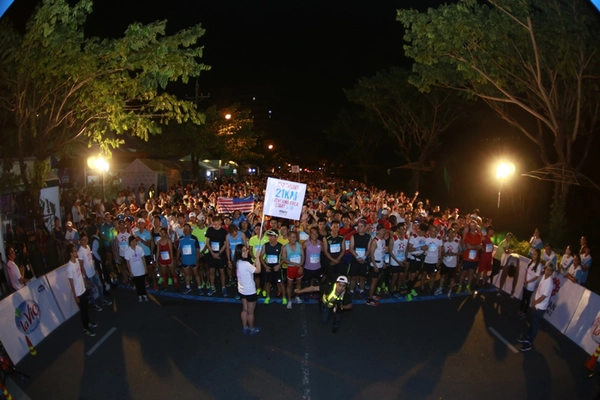 HCMC Run 2016 gây sốt khi đã phủ kín đường chạy 10km và 21km - Ảnh 2.