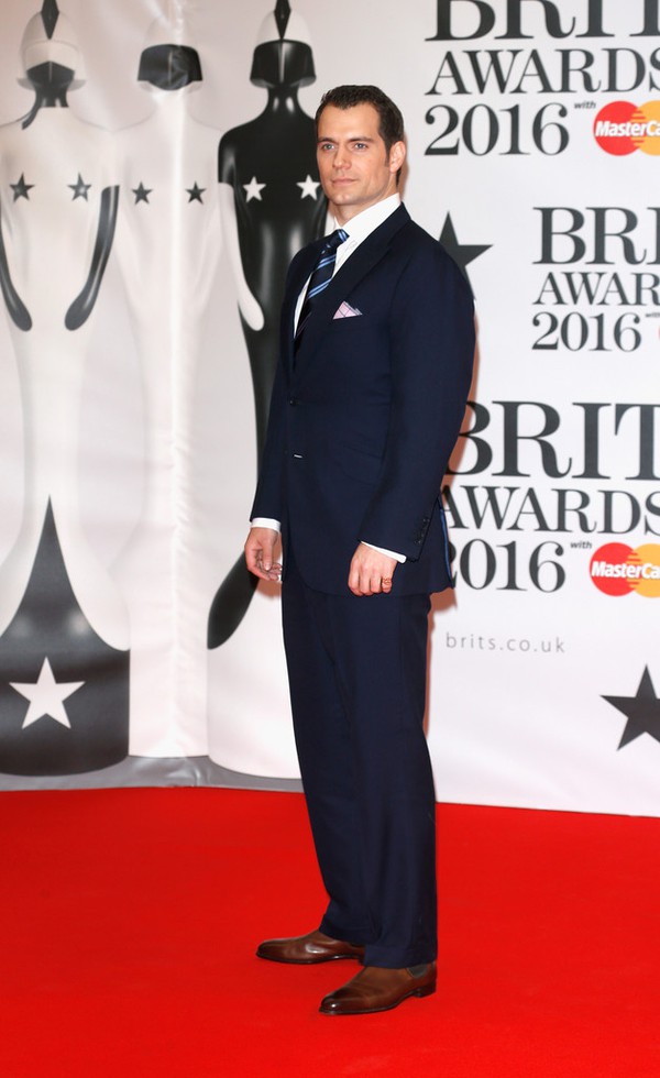 Người mẫu khoe dáng gợi cảm lấn át loạt sao trên thảm đỏ BRIT Awards 2016 - Ảnh 10.