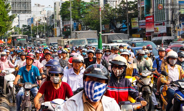 Đường ph&ocirc;́ Sài Gòn kẹt cứng vì hàng trăm bạn trẻ tranh nhau xin chữ ký T-ara - Ảnh 4.