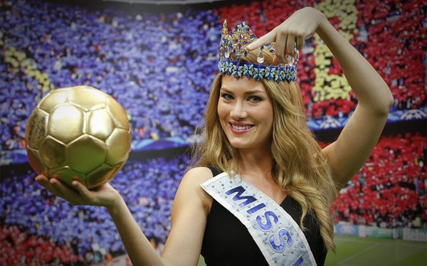 T&acirc;n Hoa hậu thế giới th&iacute;ch phong c&aacute;ch Ronaldo nhưng muốn hẹn h&ograve; Messi - Ảnh 1.
