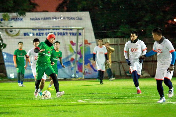 Ca sĩ Tuấn Hưng đ&aacute; b&oacute;ng v&igrave; trẻ em bị bệnh hiểm ngh&egrave;o dưới mưa lạnh lịch sử - Ảnh 4.