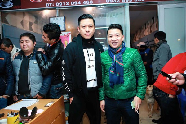Ca sĩ Tuấn Hưng đ&aacute; b&oacute;ng v&igrave; trẻ em bị bệnh hiểm ngh&egrave;o dưới mưa lạnh lịch sử - Ảnh 9.