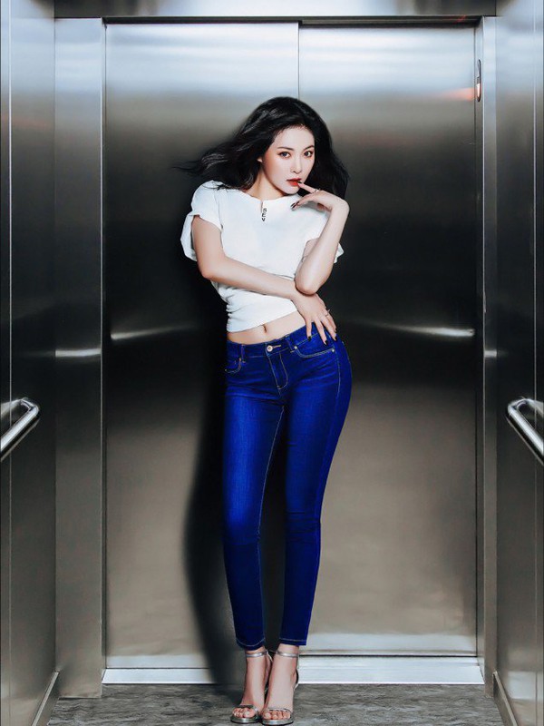 Ngất ng&acirc;y với đường cong nảy lửa trong quảng c&aacute;o mới của HyunA - Ảnh 1.