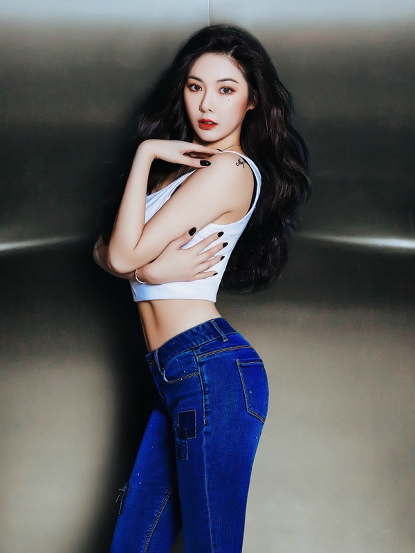 Ngất ng&acirc;y với đường cong nảy lửa trong quảng c&aacute;o mới của HyunA - Ảnh 2.