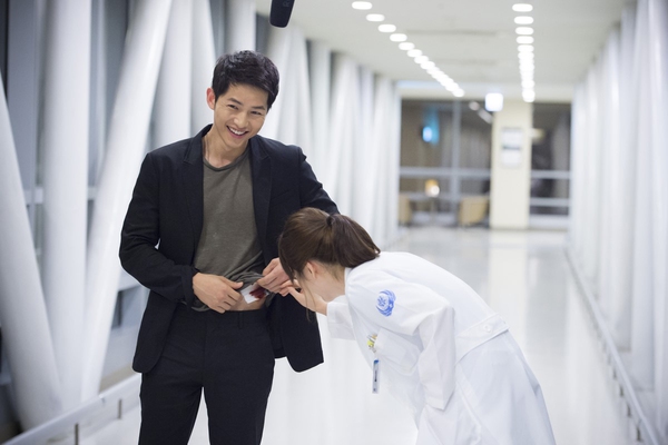 Song Joong Ki h&ocirc;n đ&agrave;n chị Song Hye Kyo m&ugrave;i mẫn, lạnh l&ugrave;ng với hươu Lee Kwang Soo - Ảnh 30.