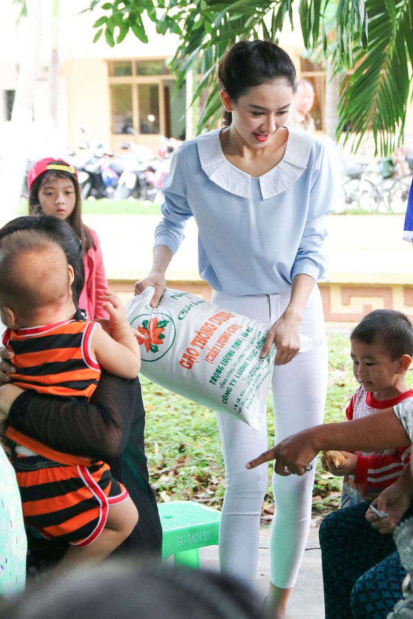 Hoa hậu Thu Hoài, Á hậu Hà Thu giản dị về miền tây tặng quà tết - Ảnh 9.