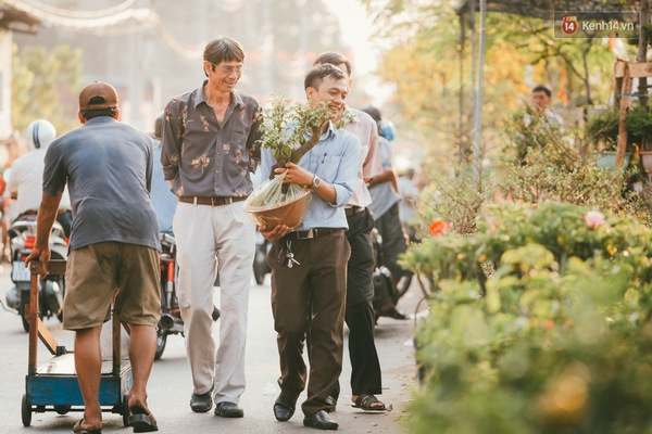 Người S&agrave;i G&ograve;n cảm nhận kh&ocirc;ng kh&iacute; Tết rộn r&agrave;ng khi hoa xu&acirc;n cập bến B&igrave;nh Đ&ocirc;ng - Ảnh 7.