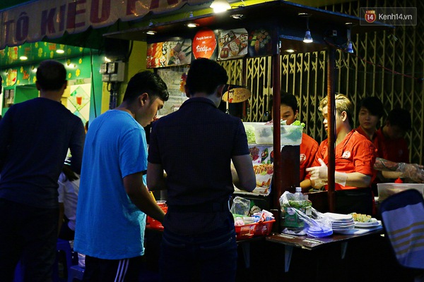 6 quán ăn vỉa hè lúc nào cũng đông nườm nượp ở Sài Gòn - Ảnh 8.