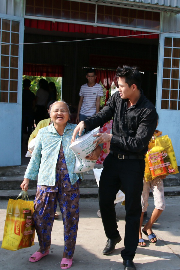 Hoa hậu Thu Hoài, Á hậu Hà Thu giản dị về miền tây tặng quà tết - Ảnh 11.