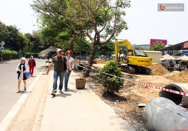 Công trường thi công ngổn ngang khiến hành khách mệt mỏi tìm lối đi bộ vào sân bay Tân Sơn Nhất - Ảnh 7.