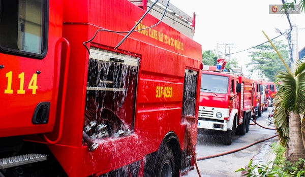 TP. HCM: Cháy lớn tại xưởng thực phẩm chay, cảnh sát đập tường dập lửa - Ảnh 3.