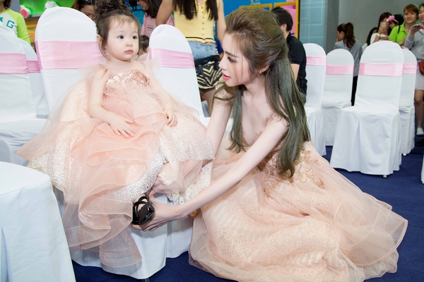 Bé Mộc Trà diện đầm đôi, lần đầu xuất hiện cùng mẹ Elly Trần tại sự kiện - Ảnh 6.