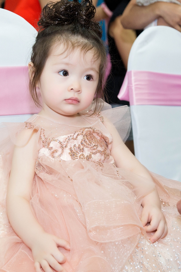 Bé Mộc Trà diện đầm đôi, lần đầu xuất hiện cùng mẹ Elly Trần tại sự kiện - Ảnh 9.