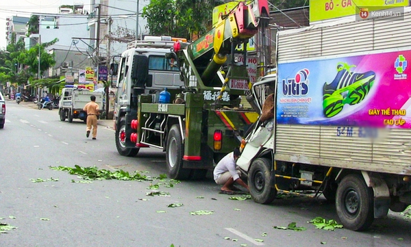 Tr&aacute;nh xe m&aacute;y, xe tải t&ocirc;ng v&agrave;o qu&aacute;n phở ở S&agrave;i G&ograve;n khiến nhiều người hốt hoảng - Ảnh 2.