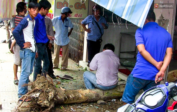 Tr&aacute;nh xe m&aacute;y, xe tải t&ocirc;ng v&agrave;o qu&aacute;n phở ở S&agrave;i G&ograve;n khiến nhiều người hốt hoảng - Ảnh 1.