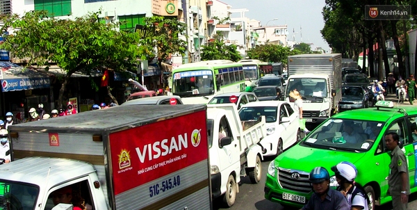 TP. HCM: Ngã ra đường sau va chạm, nam thanh niên bị xe tải cán nát chân - Ảnh 2.