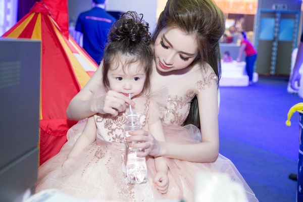 Bé Mộc Trà diện đầm đôi, lần đầu xuất hiện cùng mẹ Elly Trần tại sự kiện - Ảnh 2.