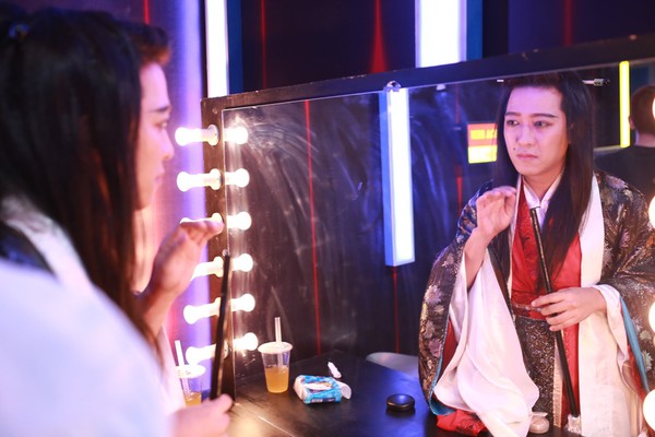 Trấn Th&agrave;nh, Trường Giang mặc đồ t&aacute;o bạo đọ độ sexy - Ảnh 19.