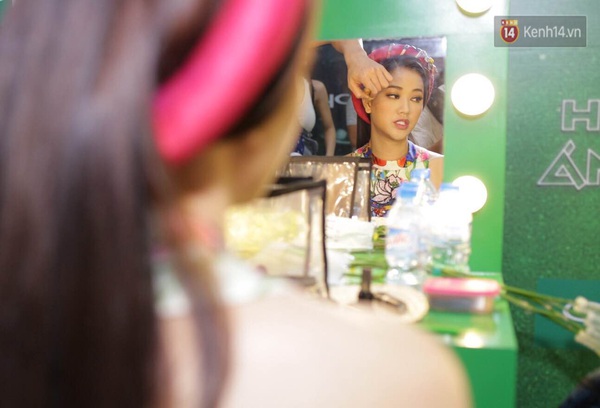 Ho&agrave;ng Th&ugrave;y Linh vẫn đi xem d&ugrave; bỏ thi trong đ&ecirc;m liveshow 6 - Ảnh 11.