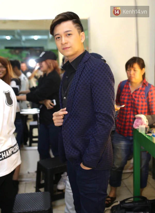 Ho&agrave;ng Th&ugrave;y Linh vẫn đi xem d&ugrave; bỏ thi trong đ&ecirc;m liveshow 6 - Ảnh 15.