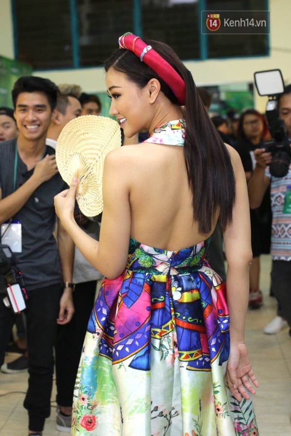 Ho&agrave;ng Th&ugrave;y Linh vẫn đi xem d&ugrave; bỏ thi trong đ&ecirc;m liveshow 6 - Ảnh 13.