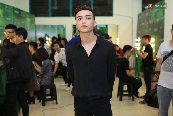 Ho&agrave;ng Th&ugrave;y Linh vẫn đi xem d&ugrave; bỏ thi trong đ&ecirc;m liveshow 6 - Ảnh 19.