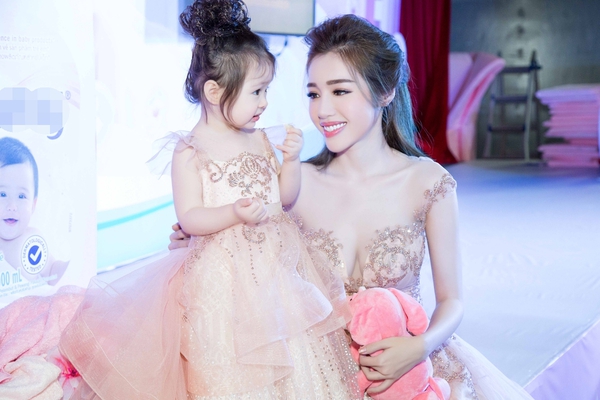 Bé Mộc Trà diện đầm đôi, lần đầu xuất hiện cùng mẹ Elly Trần tại sự kiện - Ảnh 1.