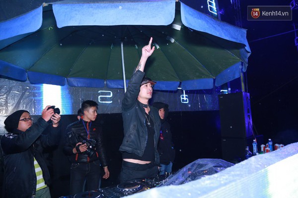 Khán giả thủ đô bất chấp mưa lạnh quẩy cùng dàn DJ quốc tế đẳng cấp - Ảnh 15.