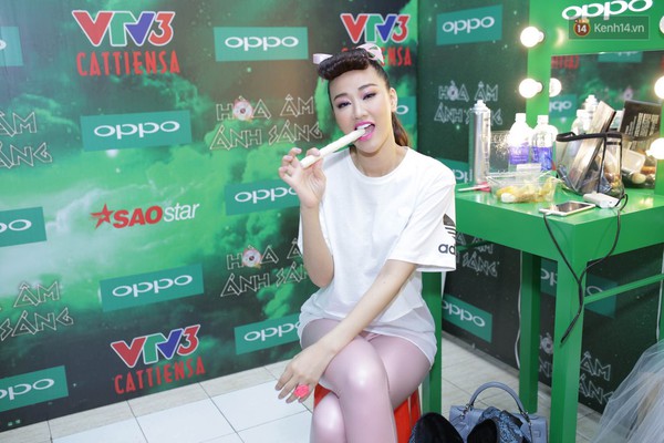 Soobin Ho&agrave;ng Sơn h&oacute;a trang mặt quỷ đ&aacute;ng sợ trong hậu trường The Remix - Ảnh 7.