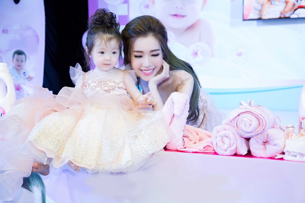 Bé Mộc Trà diện đầm đôi, lần đầu xuất hiện cùng mẹ Elly Trần tại sự kiện - Ảnh 8.