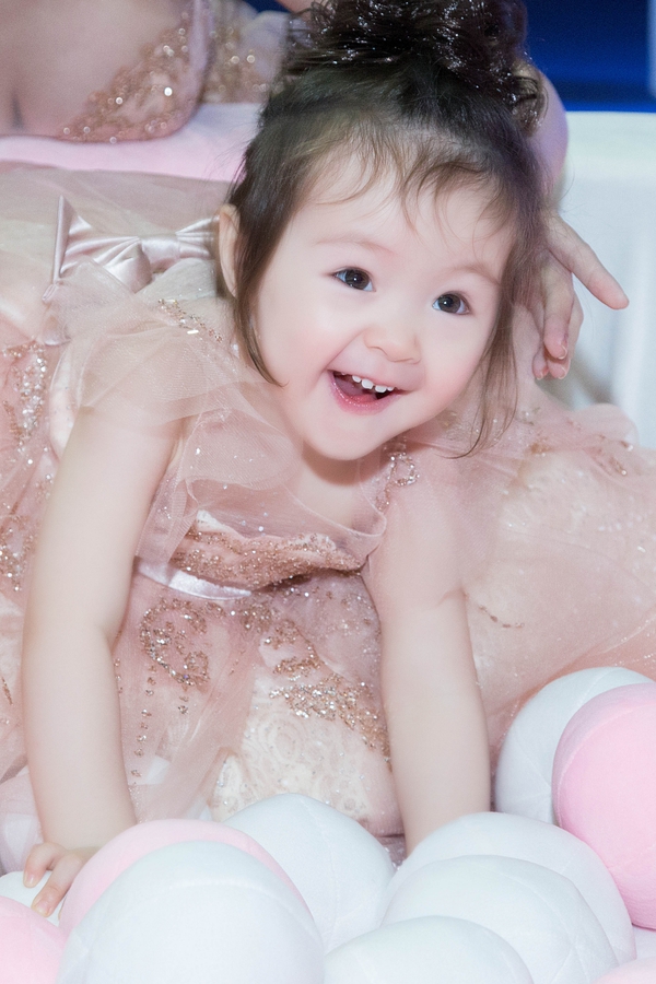 B&eacute; Mộc Tr&agrave; diện đầm đ&ocirc;i, lần đầu xuất hiện c&ugrave;ng mẹ Elly Trần tại sự kiện - Ảnh 10.